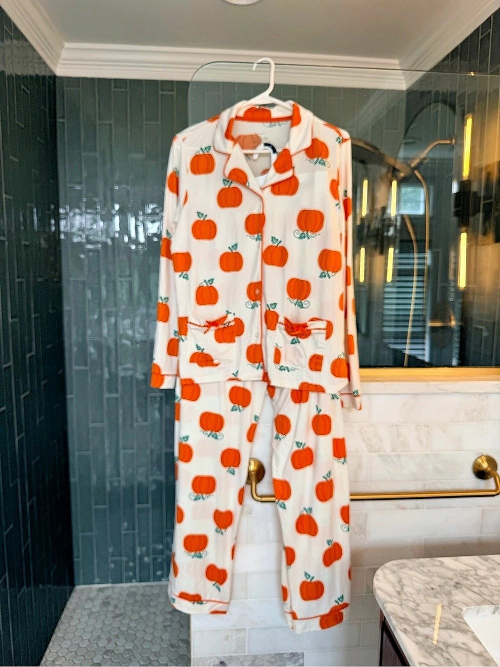 TAHARI Pumpkin Print Pajama Set in White & Orange LARGE Like New